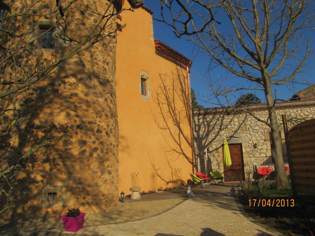 Château des Aiguilles Saint-Rémy-de-Chargnat Exterior foto
