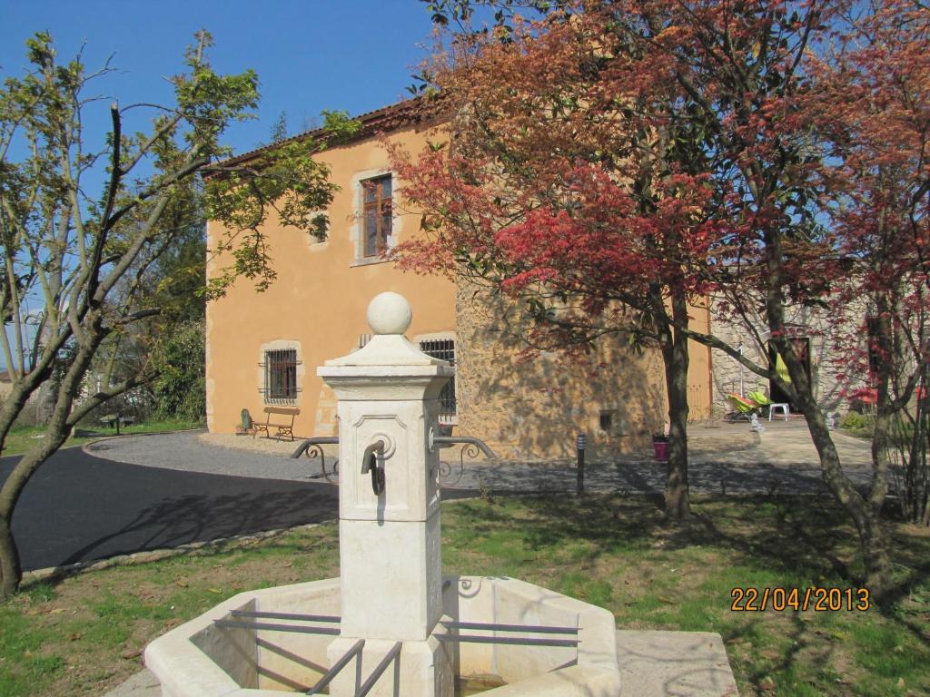 Château des Aiguilles Saint-Rémy-de-Chargnat Exterior foto