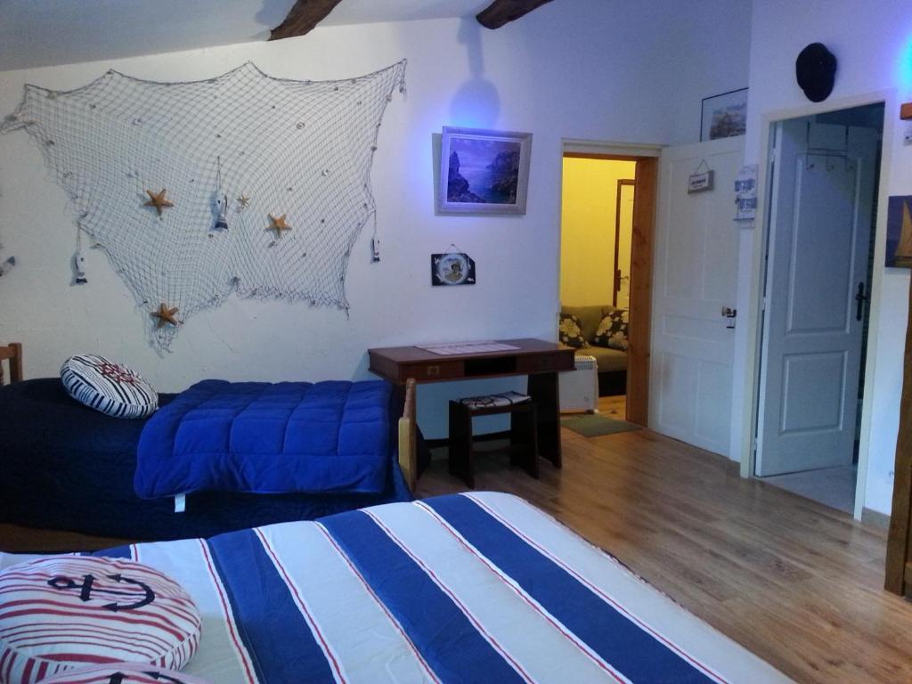 Château des Aiguilles Saint-Rémy-de-Chargnat Quarto foto