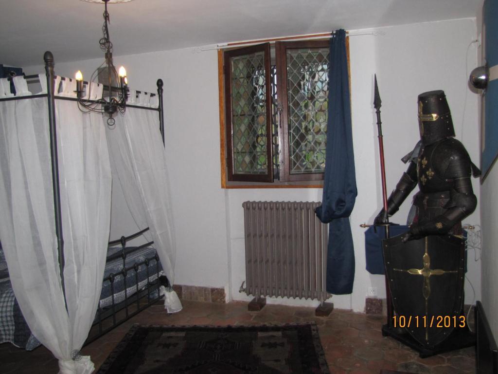 Château des Aiguilles Saint-Rémy-de-Chargnat Quarto foto